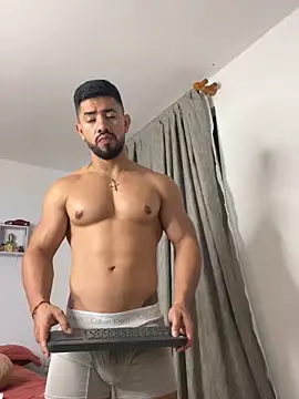 Ezzio_Scolaro Adlı Modelin Canlı XXX Sohbeti