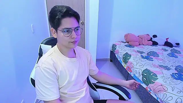 Asta_YunoXXX: διαδικτυακό σόου στην κάμερα