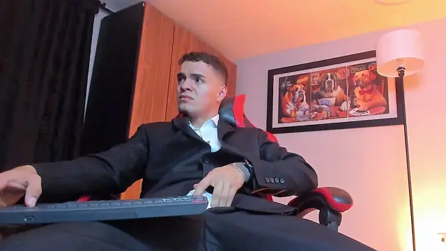 ALPHA_DOMINUS_: διαδικτυακό σόου στην κάμερα