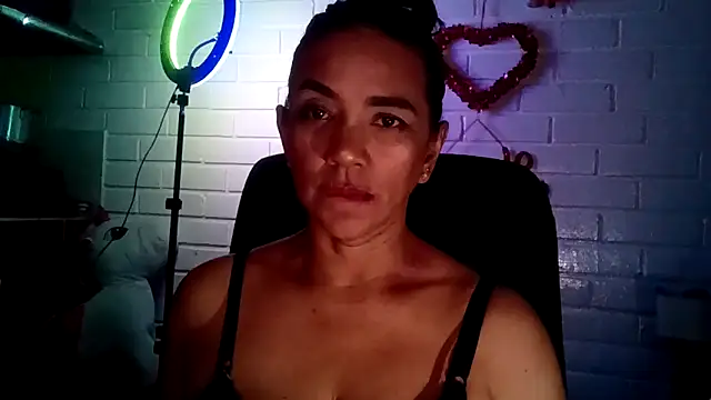 MiiaVelasquezのライブXXXチャット