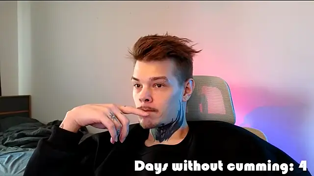 DENIS_HERE: διαδικτυακό σόου στην κάμερα