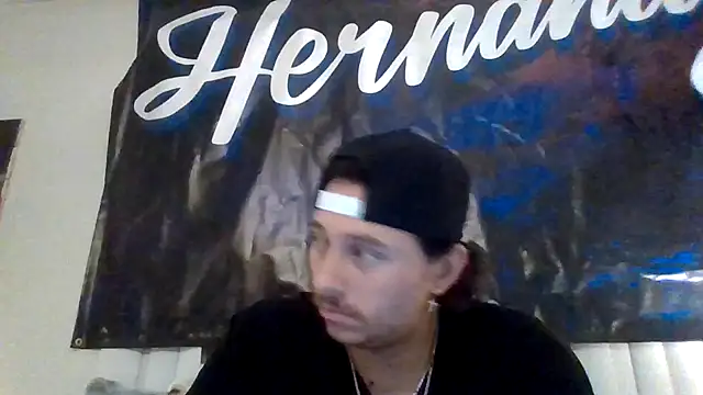 Pertunjukan Kamera Web Tallhungandcloudy