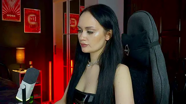 QueenAliss Adlı Modelin Canlı XXX Sohbeti