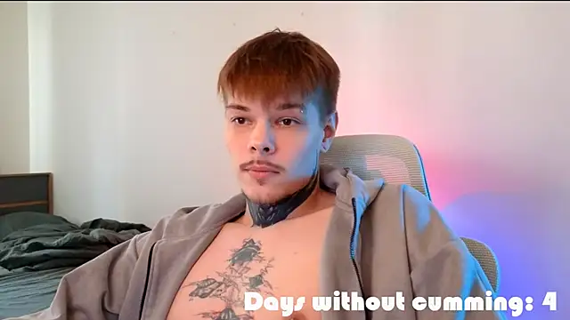 DENIS_HERE: διαδικτυακό σόου στην κάμερα