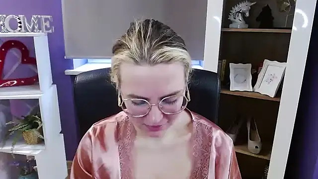 Zoey_Erotic Adlı Modelin Canlı XXX Sohbeti