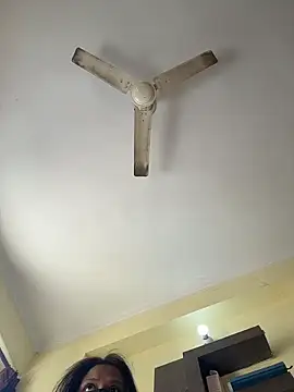 XXX chat uživo modela indianshycouple