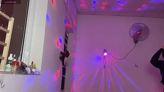 Chatroom XXX en direct de Tieu-May