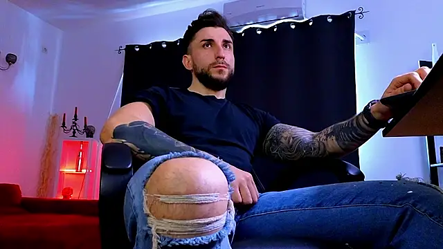 MightyAaron66's Live XXX Chat