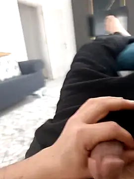 KADINDELISI34: διαδικτυακό σόου στην κάμερα