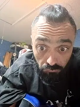 clu1983: διαδικτυακό σόου στην κάμερα