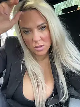 Bustyblondebabe32's Live XXX Chat