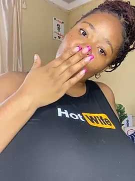 LunaCovenn 即時 XXX 聊天