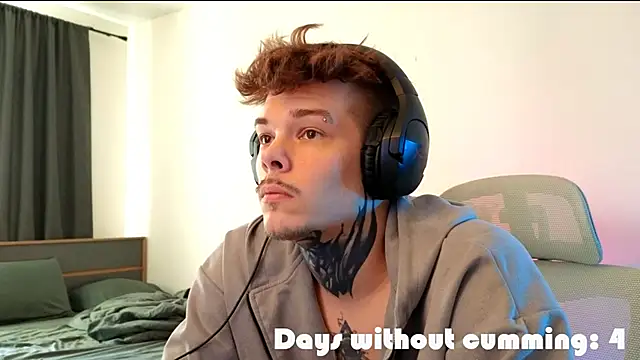 DENIS_HERE webkamerás műsora