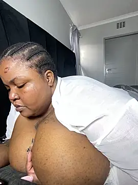 MissLola27: διαδικτυακό σόου στην κάμερα