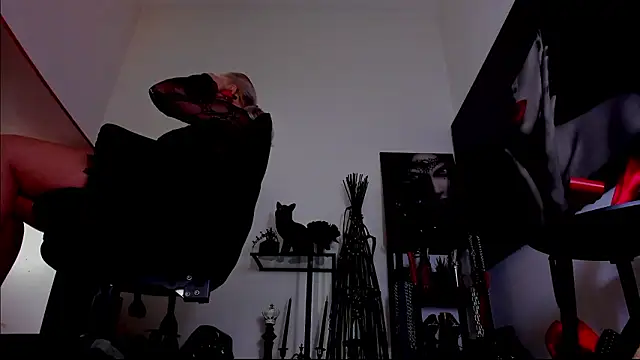 دردشة MistressDemi الجنسية المباشرة