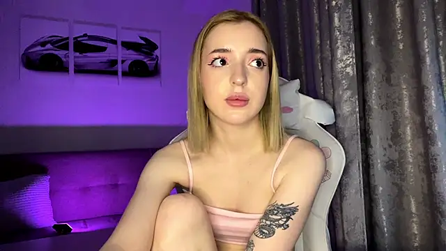 EllianaMiller Show in webcam