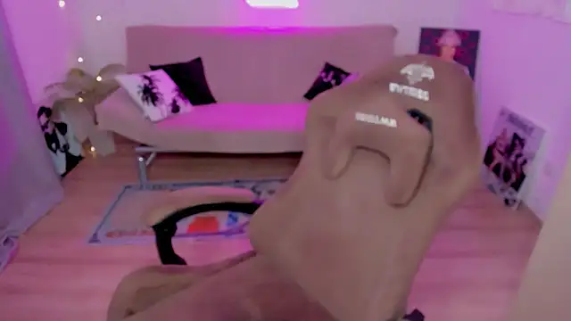 YourTrixie webcam show