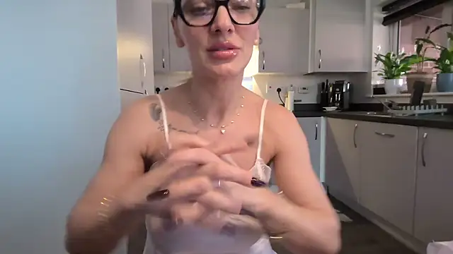 QuenMonicaUK Chat XXX live