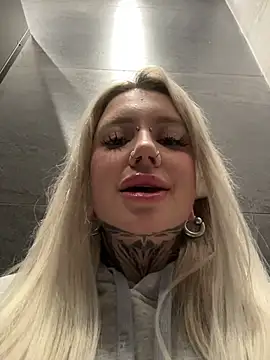 Chiibi élő XXX-chatje