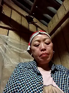 Agnes-baby: διαδικτυακό σόου στην κάμερα