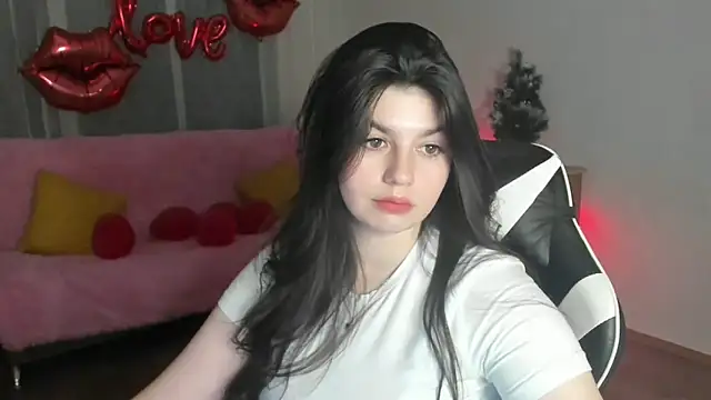 KisaModel Adlı Modelin Canlı XXX Sohbeti