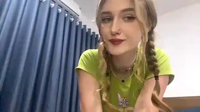 Show modela HotCheeseCake na web-kameri