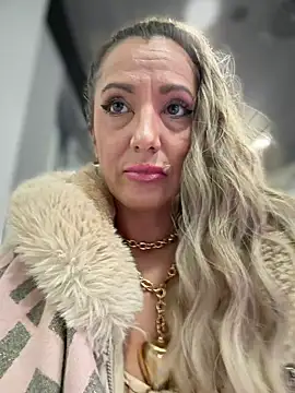 adya-aly 在線直播表演