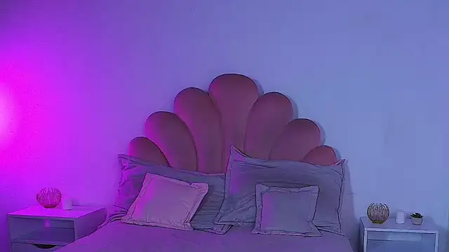 MiaColucci18's Live XXX Chat