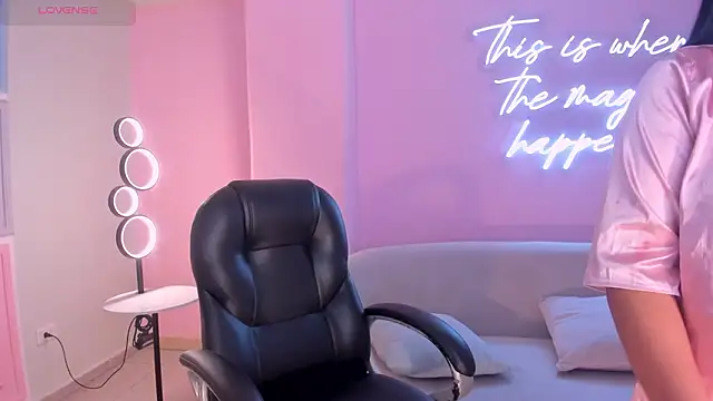 NatalieLewis' Live XXX Chat