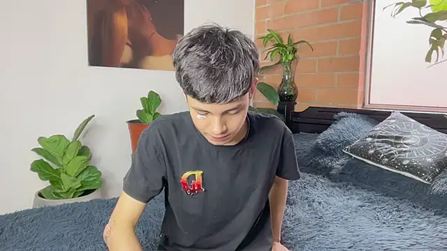 Andy_Belier23: διαδικτυακό σόου στην κάμερα