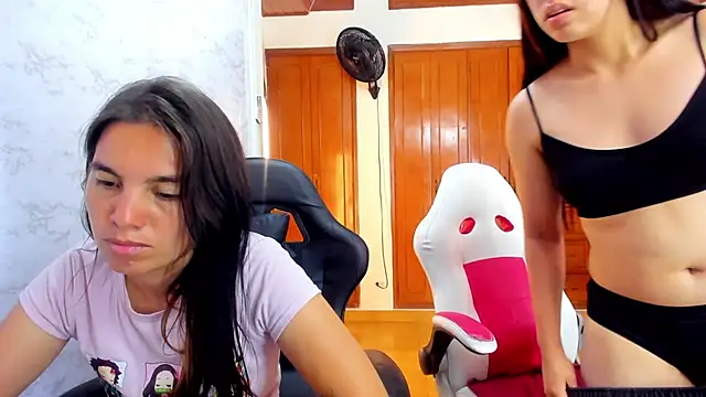 Emily_and_Soffy: διαδικτυακό σόου στην κάμερα