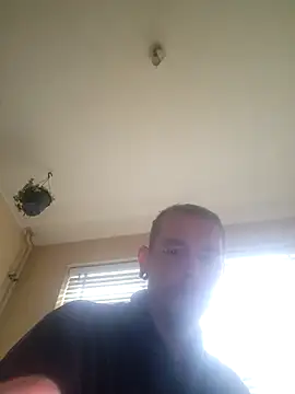 XXX chat uživo modela piercingpik