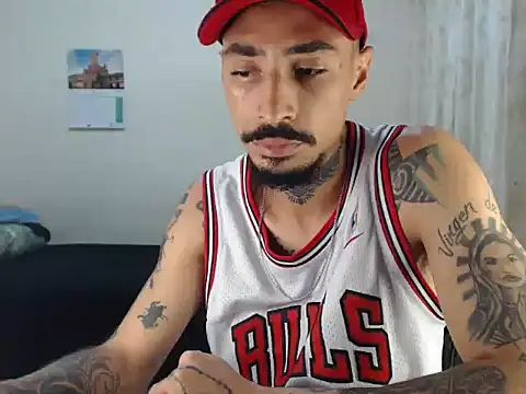 emiliano_hottt Adlı Modelin Canlı XXX Sohbeti