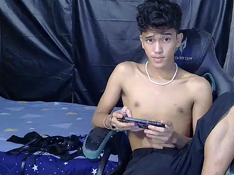 hugekenbigcock Show in webcam