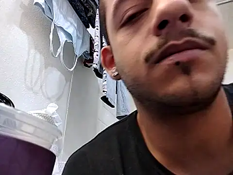 momo0208 Show in webcam