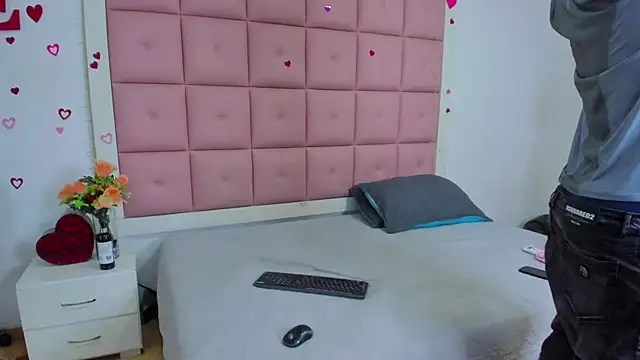 Pertunjukan Kamera Web Aliss_Aron