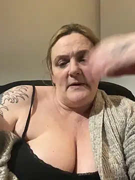 โชว์เว็บแคมของ Busty-GilfQuinn