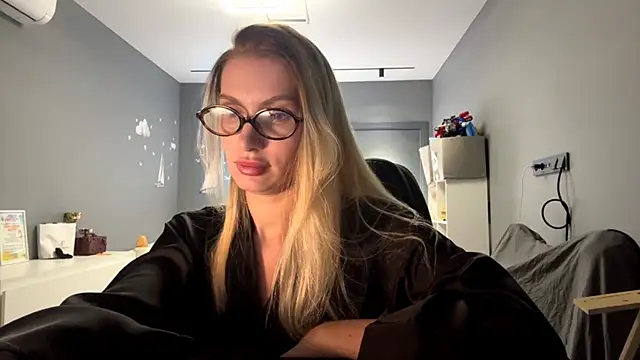 دردشة SoftnessMila الجنسية المباشرة