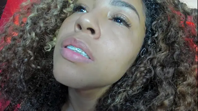 Chat +18 de LunaBelluci ao vivo