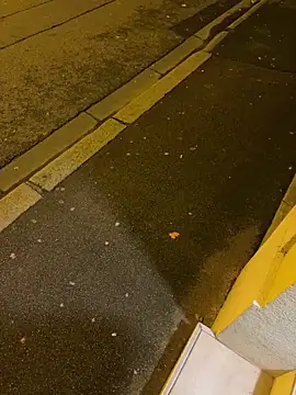 nanaisbackk: διαδικτυακό σόου στην κάμερα