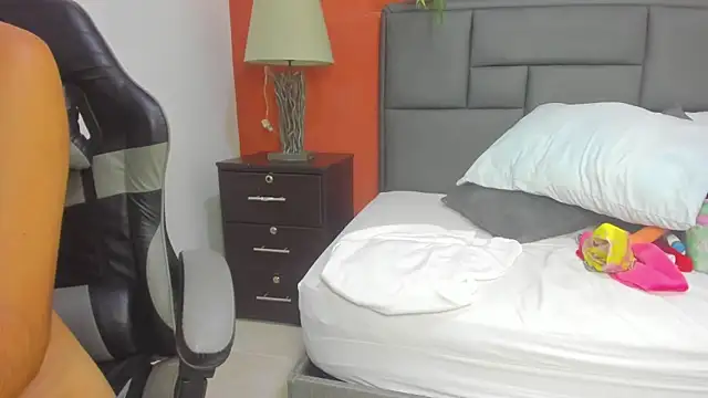 Chat +18 de evelin_leroy ao vivo