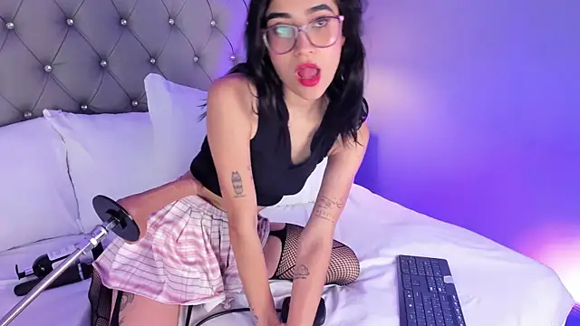 LunaBloomn's Live XXX Chat