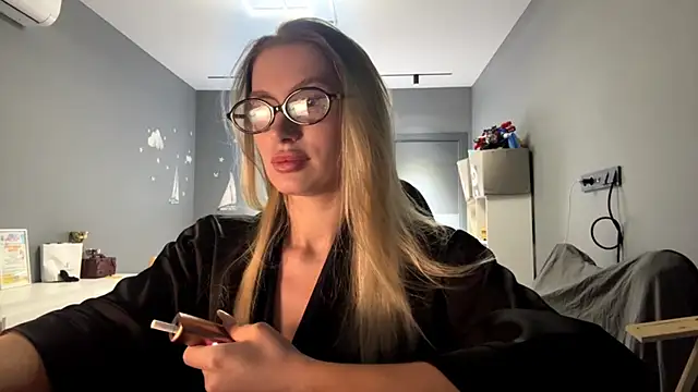 SoftnessMila: απευθείας συνομιλία ΧΧΧ