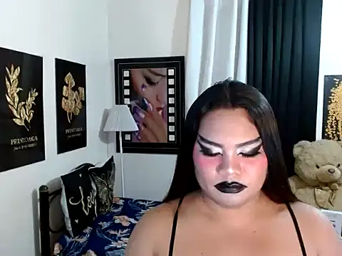 TSbrianaHugeCock webkamerás műsora