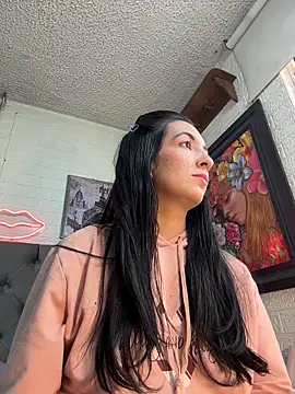 SALOME_KORLAND: διαδικτυακό σόου στην κάμερα