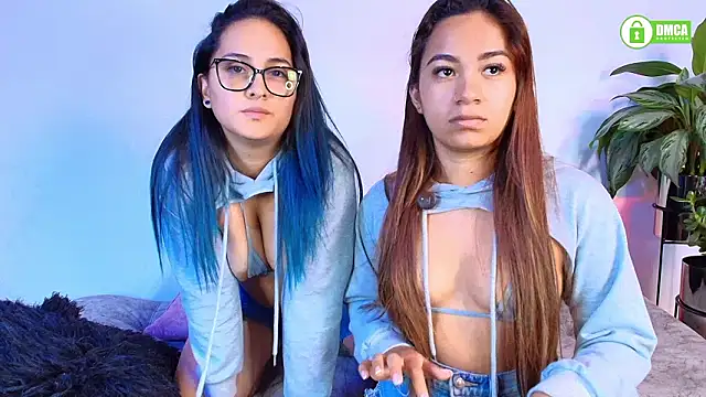 Jules_n_Gia Show in webcam