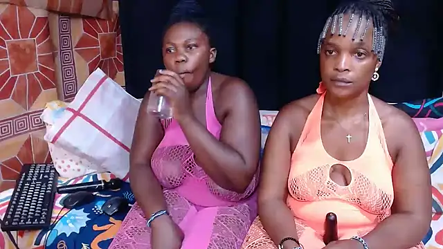 Thickbootykim webkamerás műsora