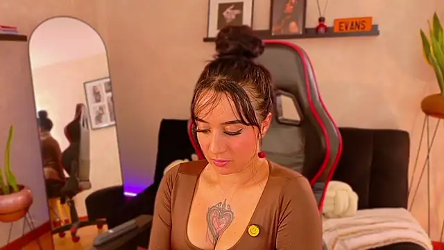 EmmyEvans1 Adlı Modelin Canlı XXX Sohbeti