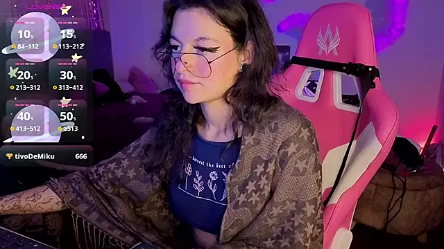 larah_uwu Live XXX Chat