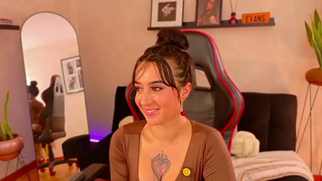 دردشة EmmyEvans1 الجنسية المباشرة